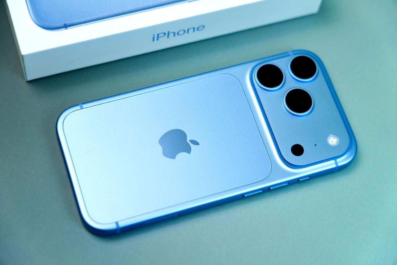 今年终于放弃了Pro Max，换回iPhone18 Pro来用了，因为我觉得PM