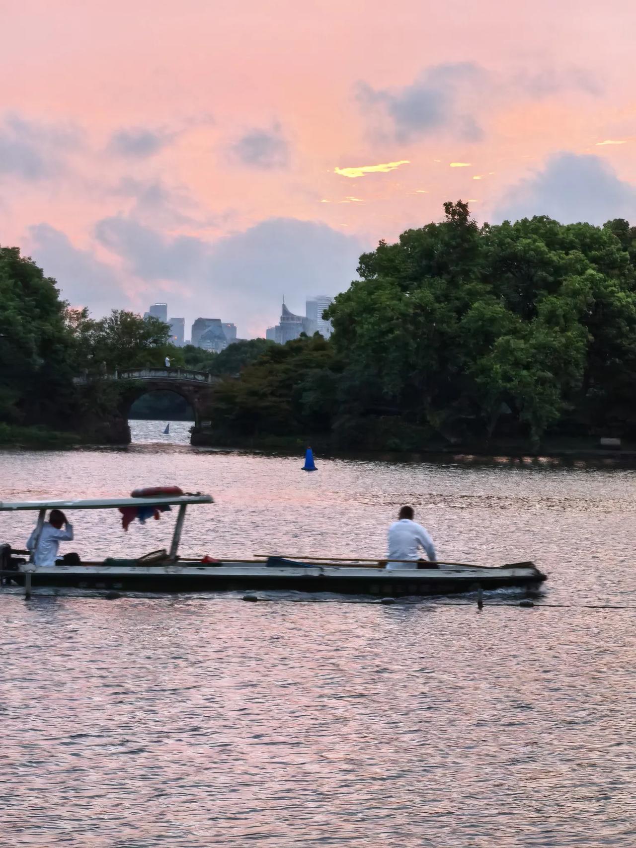 雨中游西湖
       清晨五点多，我和女儿早早起身，走到西湖国宾馆一号楼的湖