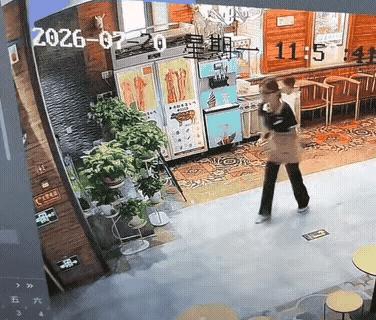 这是什么情况？这位女士，走路带着小跑，也没低头看手机，怎么就一头撞墙上去了
啦？