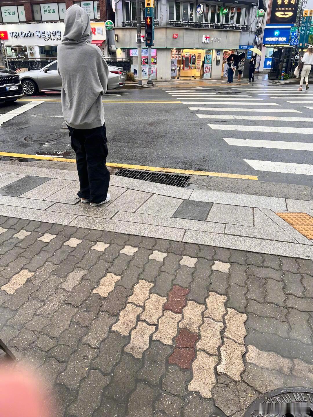 lisa给粉丝直播做饭 Lisa完全是高能量！落地首尔就在泡泡和粉丝报备出门采购