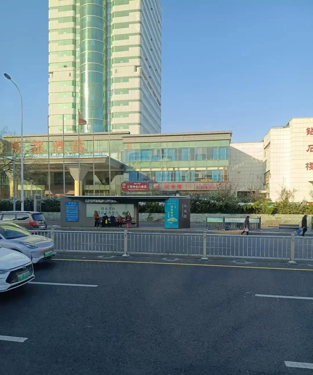 淄博老世纪大酒店，当年五星级头牌，市领导陪外宾必去，婚宴能订上都算有面。
201