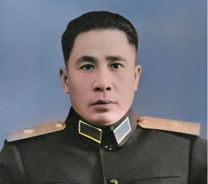 1957年，一少将钓鱼时意外去世，因死因太过蹊跷，部队首长便让专案组展开调查。专