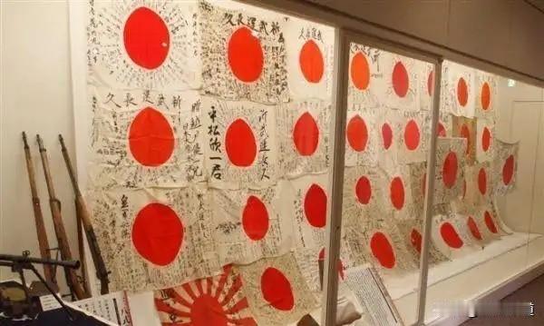 日本的所谓靖国神社里的真实图片，从这些展览的东西和如织的人群可以看到有相当一部分