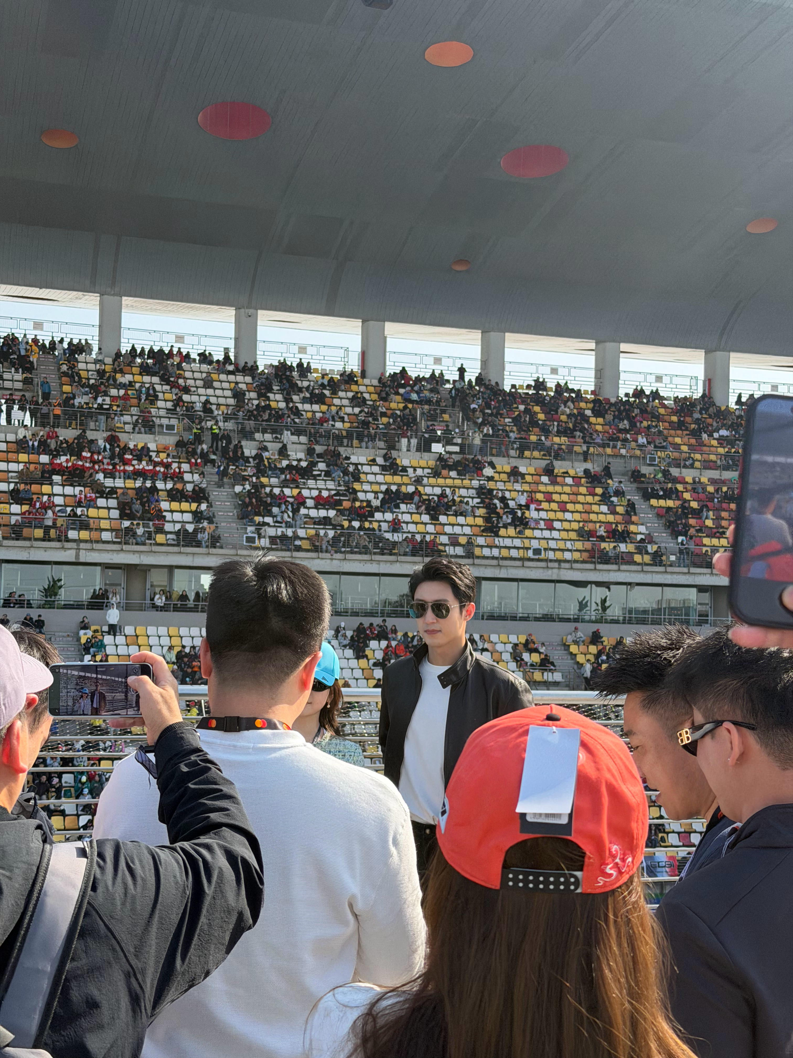 F1 林臻东真的来了😂明星蛮喜欢在P房楼顶拍照的，朋友在这里还偶遇了欧阳娜娜。