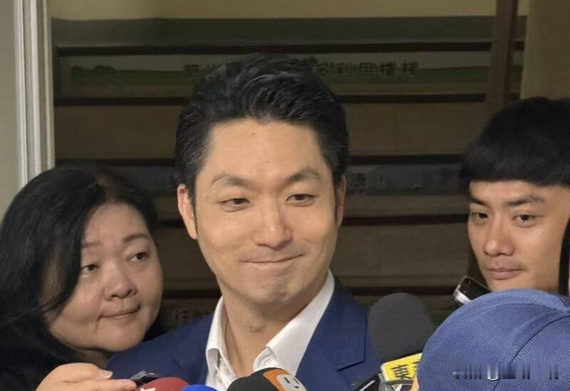 蒋万安回应讽刺沈伯洋。
国台办发言人张晗以18字定调，直斥"台独"顽固分子沈伯洋