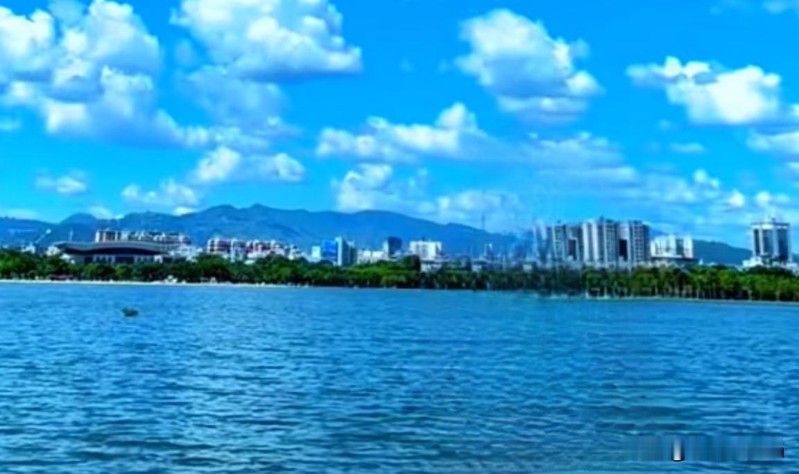如何看待短剧男主演员回乡摆摊卖菜聚光灯下的男主转身集市卖菜，折射出短剧行业的激烈
