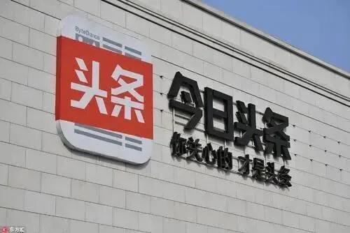 《10W+走心文案是怎样炼成的》是卢建彰所著的一本书，主要讲述了如何通过讲故事的
