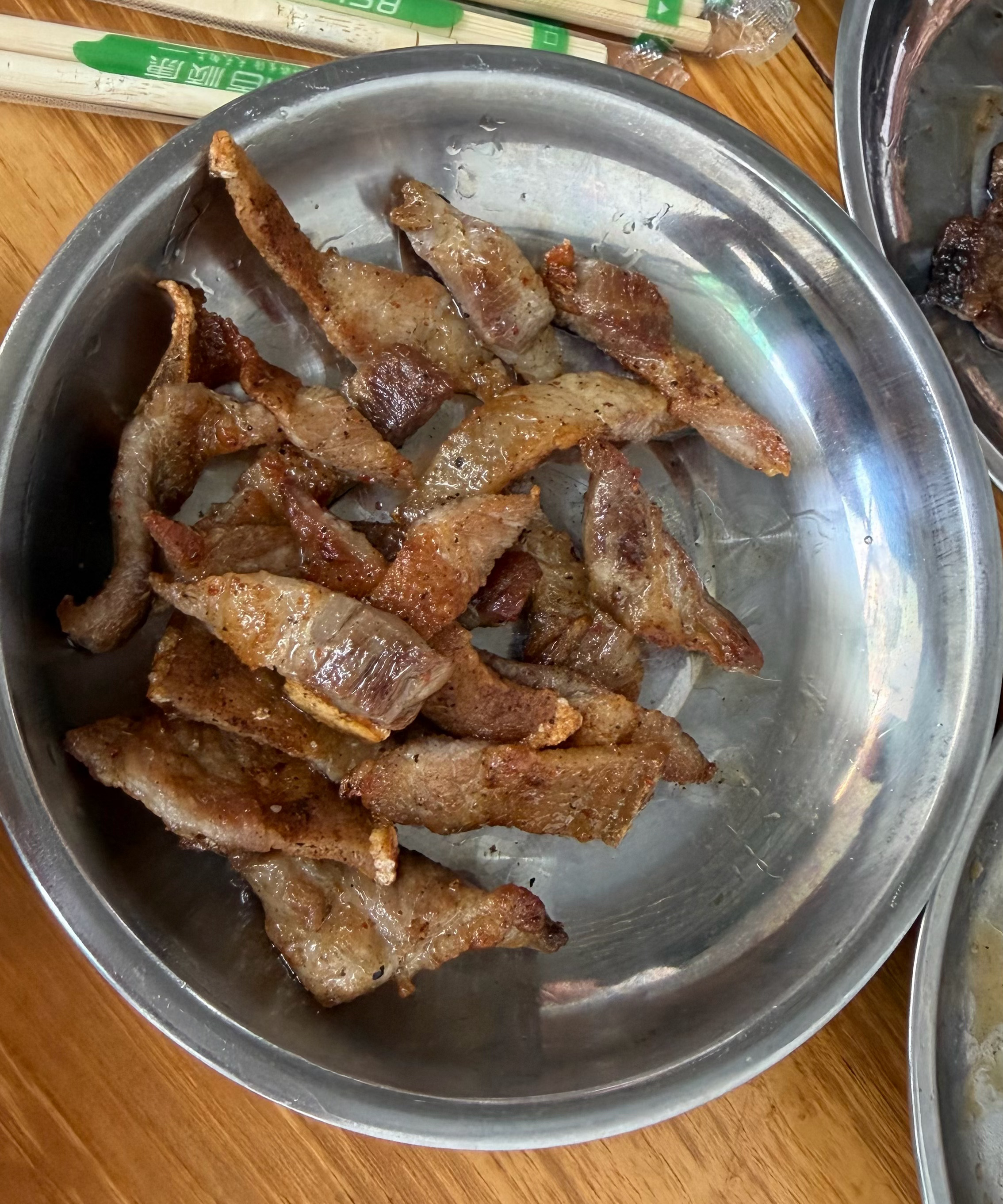 建水烧烤很出名，尝下特色的翻身牛肉、还点了胸标、五花肉、肥肠，素的特色是烤草芽和