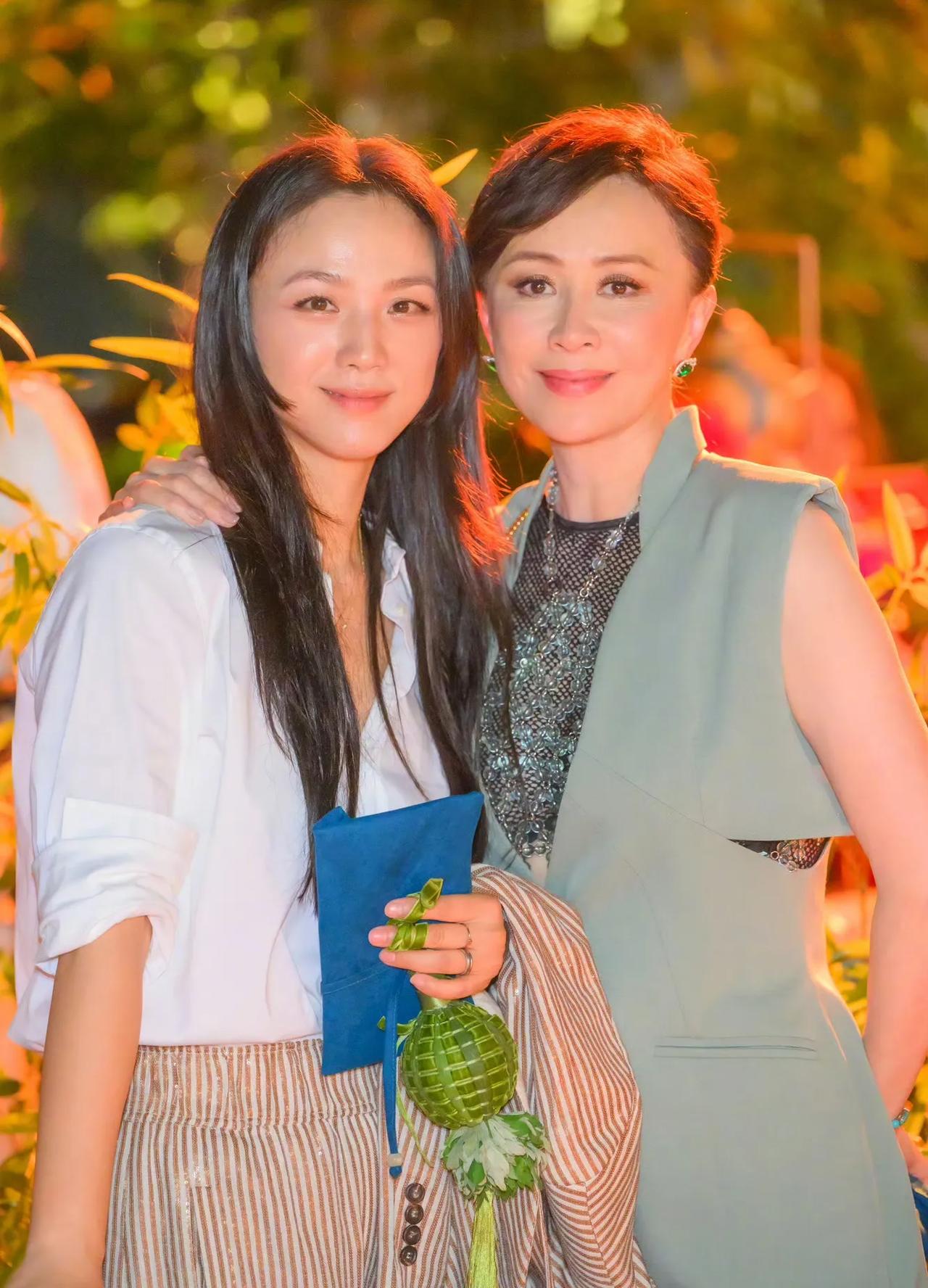 我最佩服刘嘉玲的一点是：她朋友遍天下。虽然她唱歌不会，演戏一般（是拿了一个金像奖