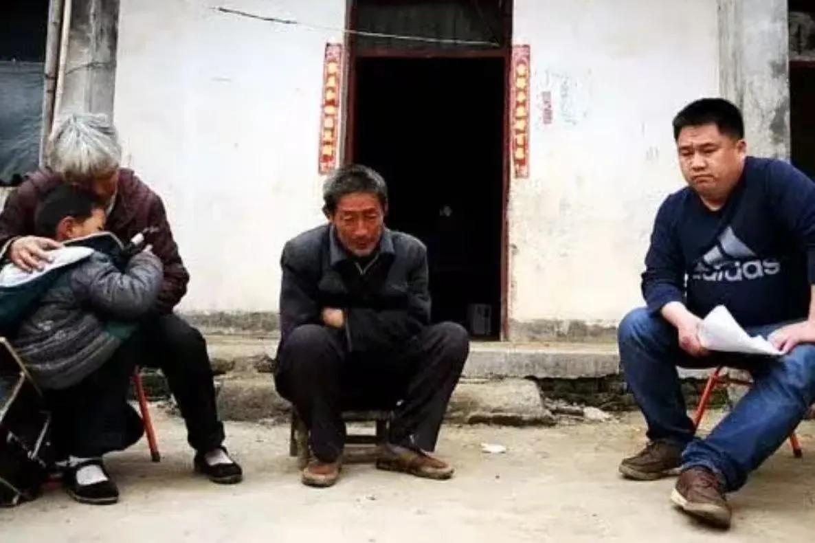 刷到这事我直接被惊到了！
 
这事我看完真的被狠狠打动了，越琢磨越觉得暖心！
 