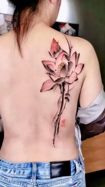 一支很美的花，如果生错了地方就会令人反感。白白净净的肌肤不好么，何必画蛇添足、多