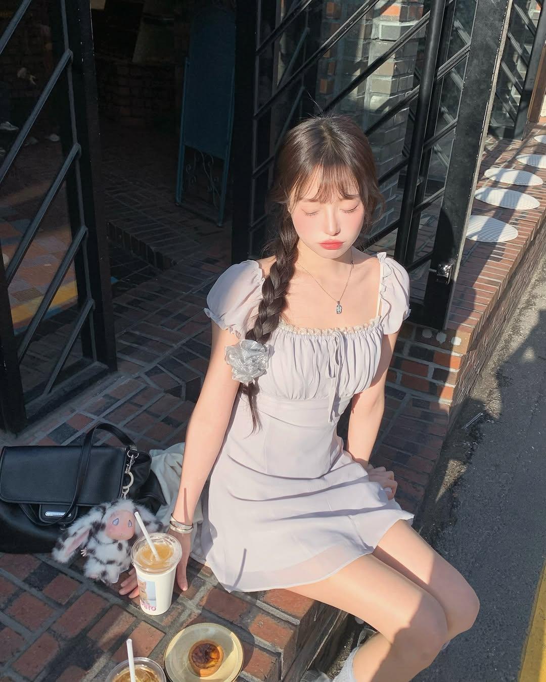 什么样的穿搭可以成为气质女神?被阳光偏爱的甜妹穿搭💜
浅紫泡泡袖连衣裙也太温柔