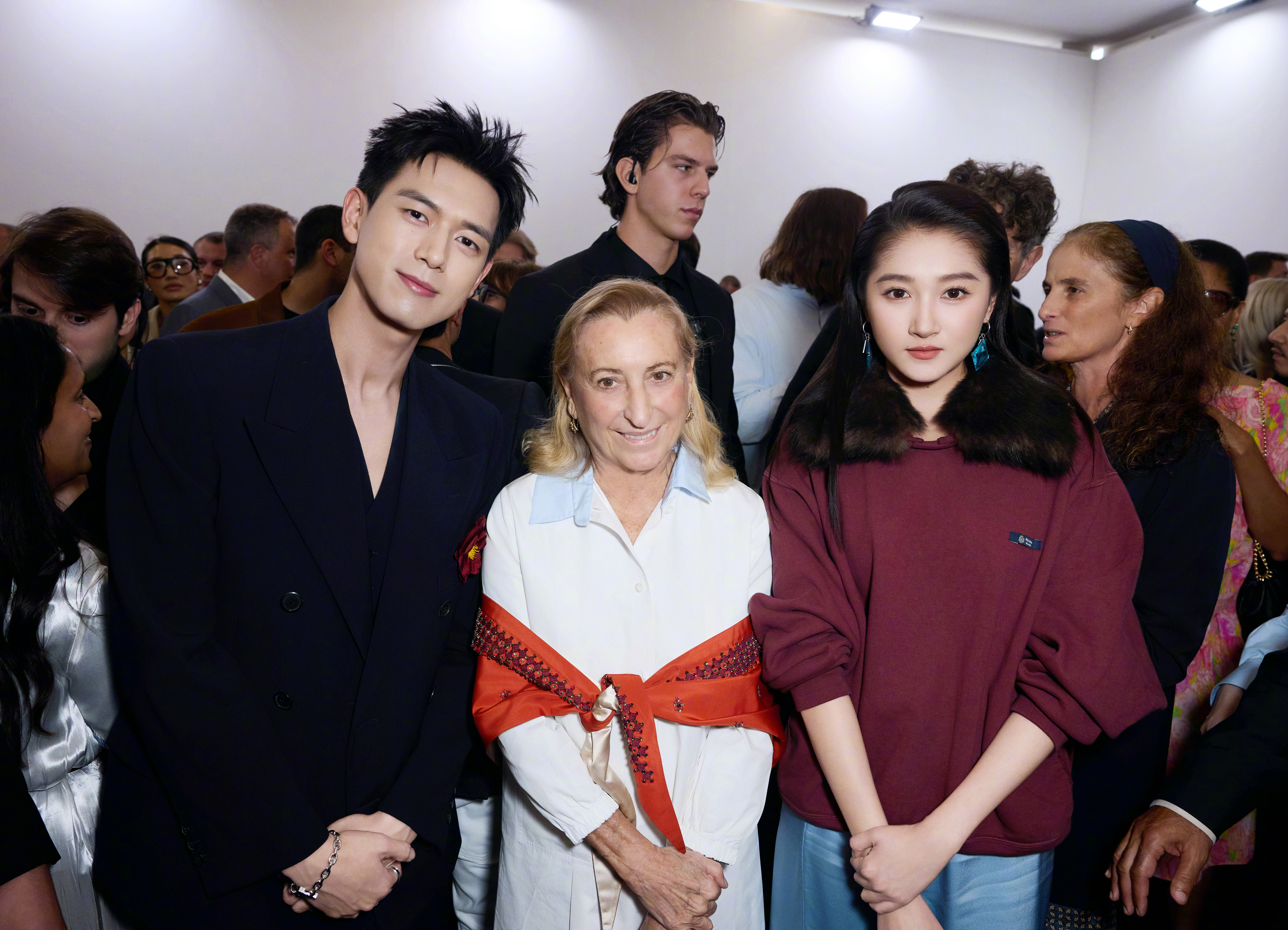 与Prada设计师Miuccia Prada 和 Raf Simons 合影的李