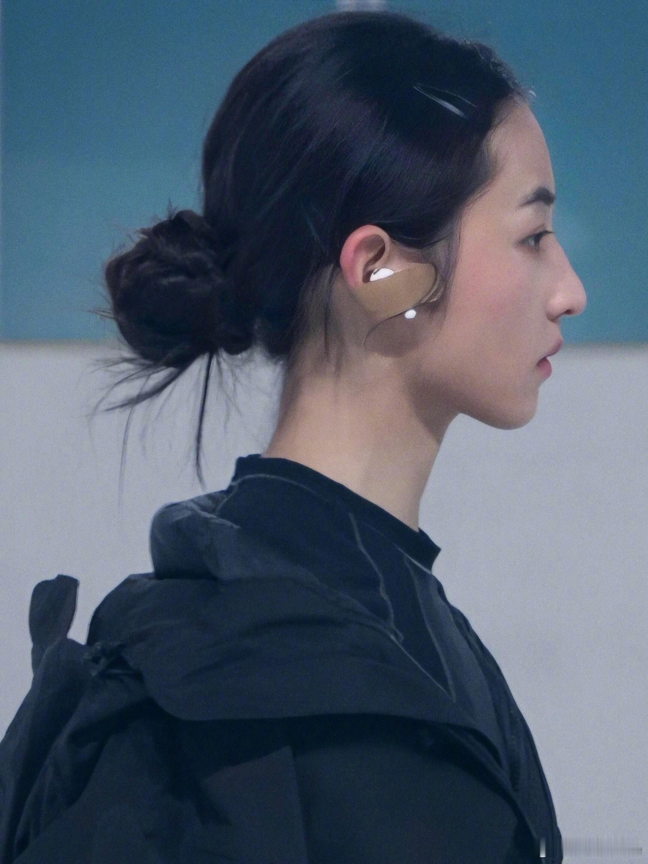 妈妈说头发扎起来大大方方的，张子枫好完美的一颗头！！ ​​​