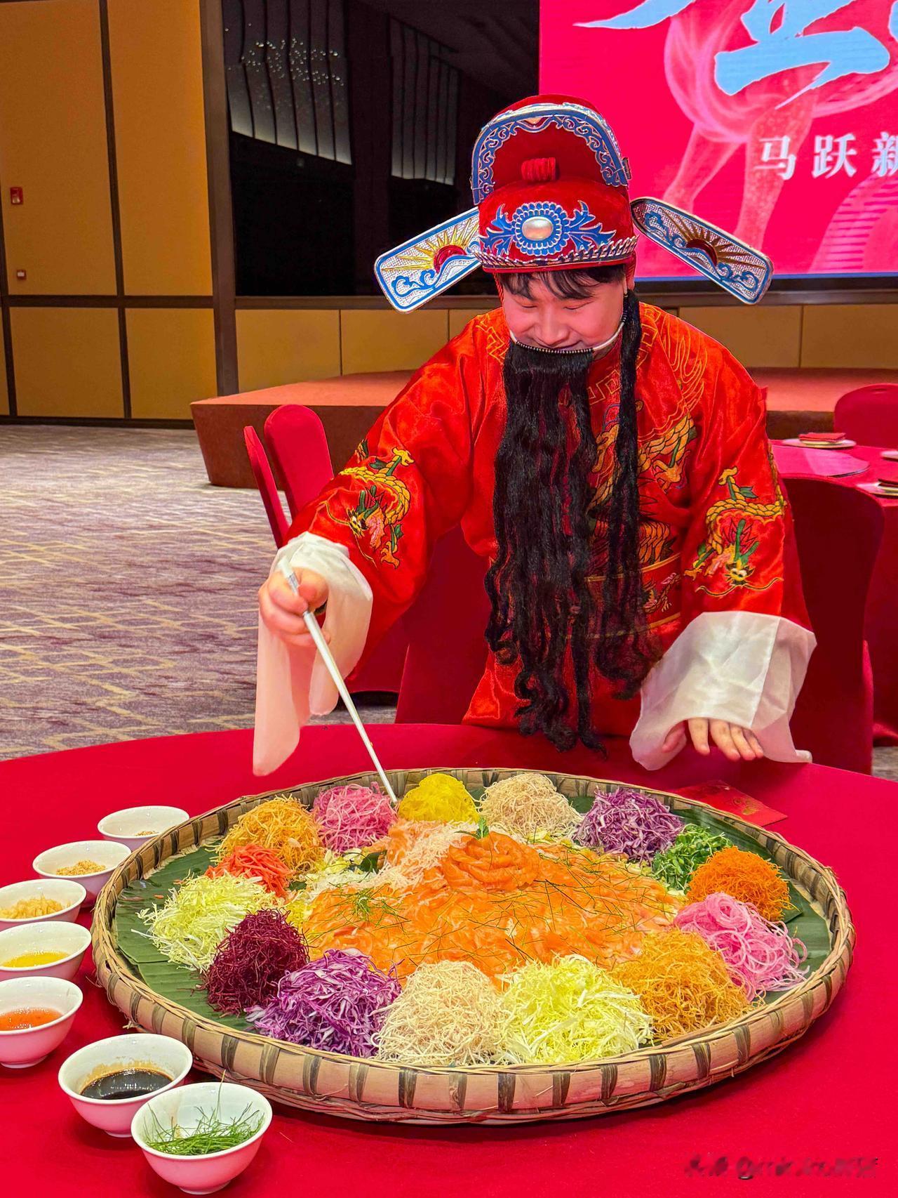 在星级酒店发现一种“很新的”过年方式！！

想象一下：写完福字，转身吃个现烤的蛋