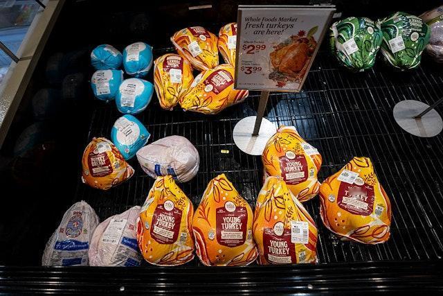 每年11月的第四个星期四，美国人总会围坐在餐桌旁。桌上准少不了一只金黄油亮的大火