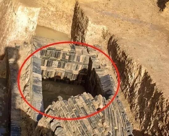 1955年， 苏州市 园林局为了清理虎丘剑池，把池子里的水全抽干了！不料，就在清