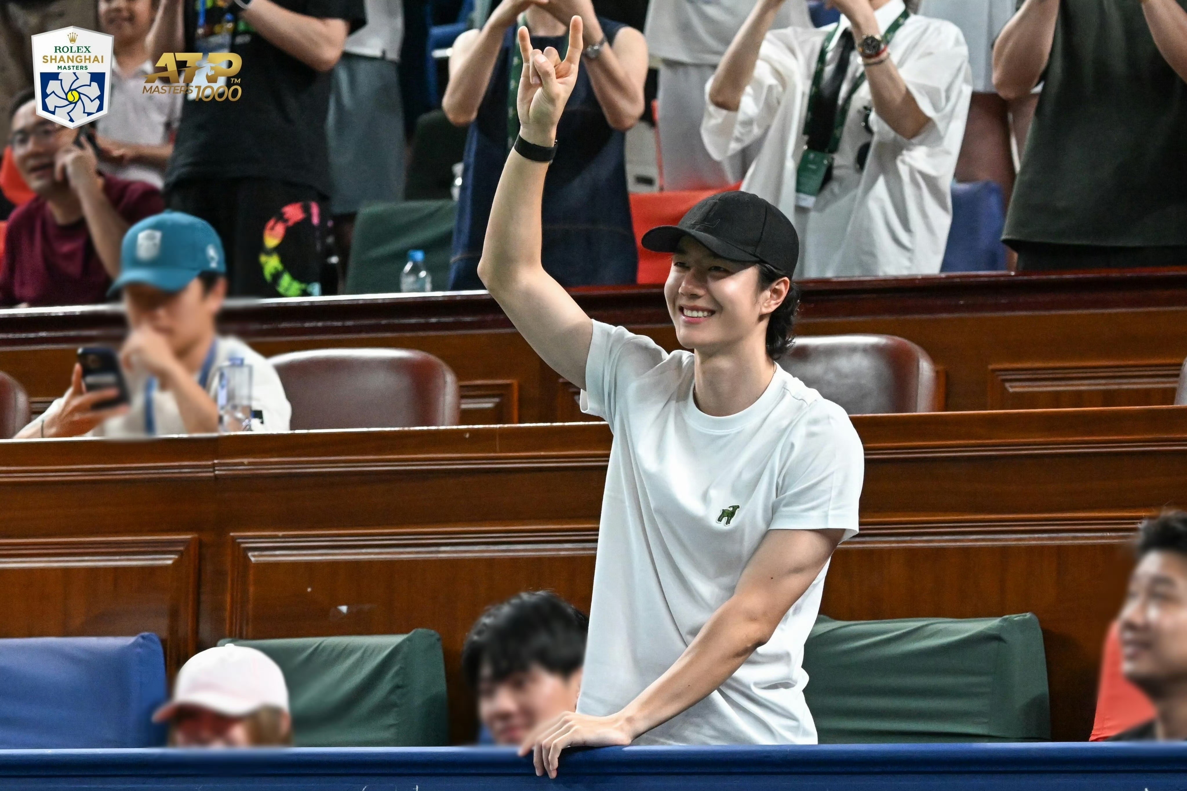 全球代言人王一博身穿LACOSTE 2025秋冬德约科维奇GOAT限定系列T恤亮