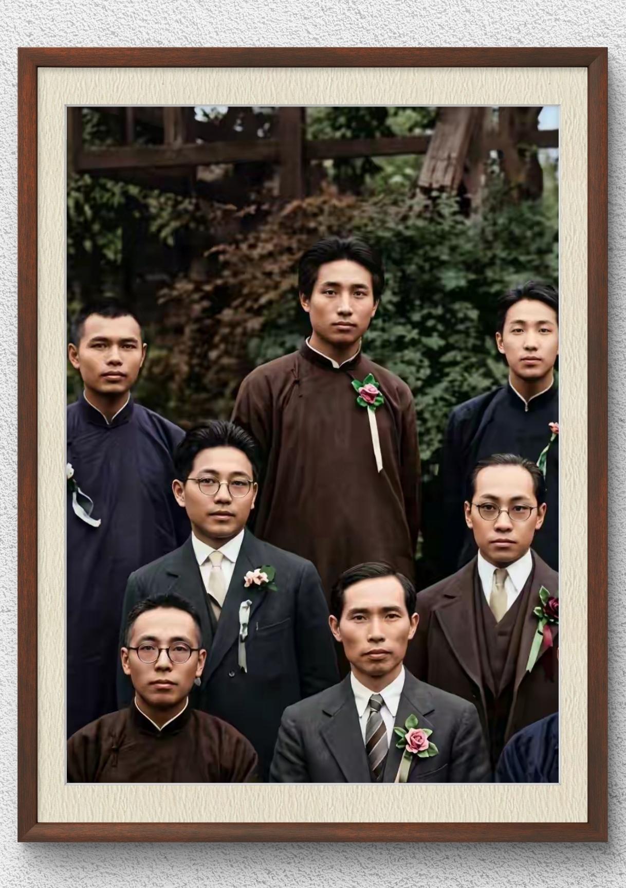 一张十分珍贵的毛主席年轻时的合影，气宇轩昂，英年才俊。