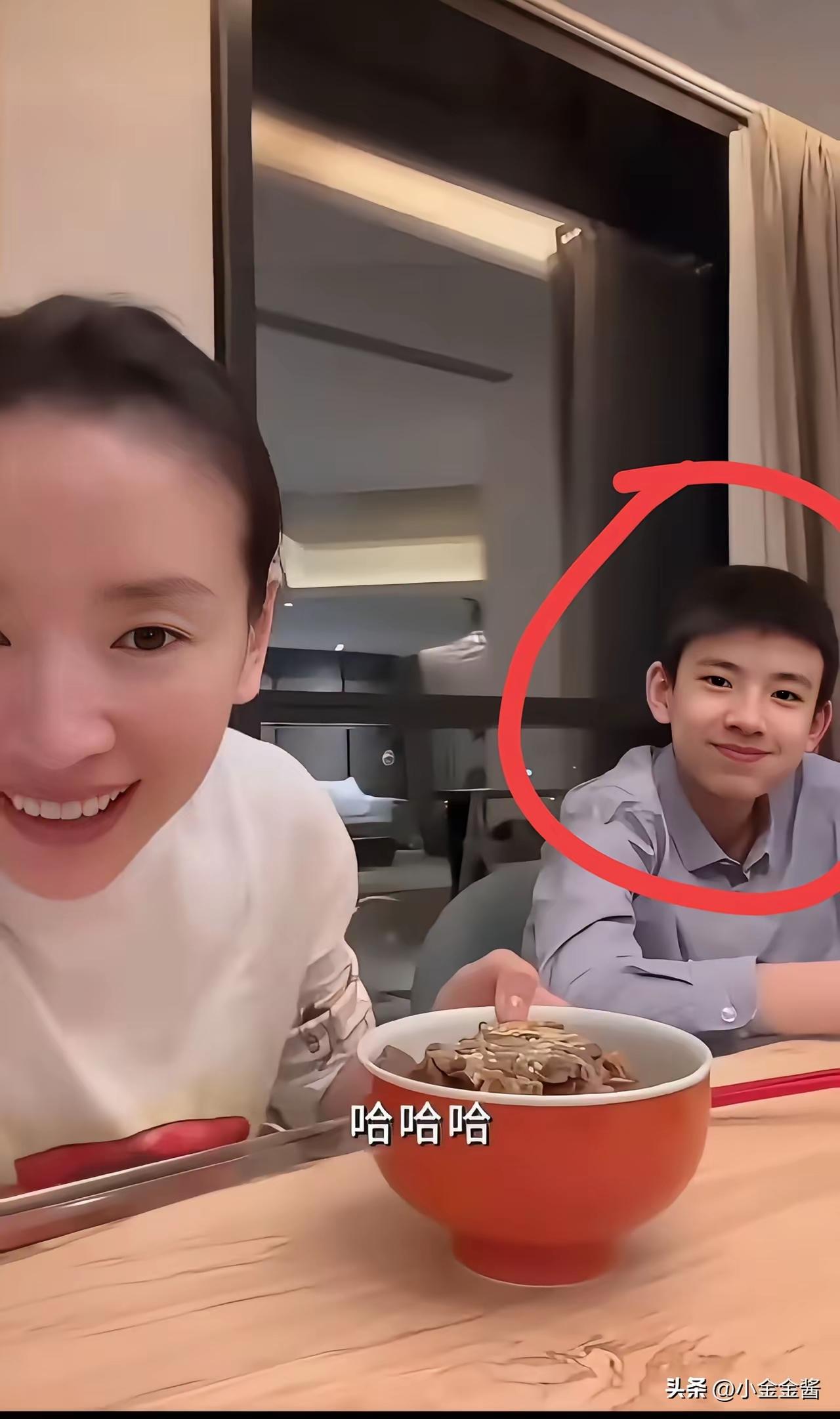 顶顶这个星二代长相一点都没有跑偏。有潘粤明和董洁两个顶级颜值的爸妈，顶顶在星二代