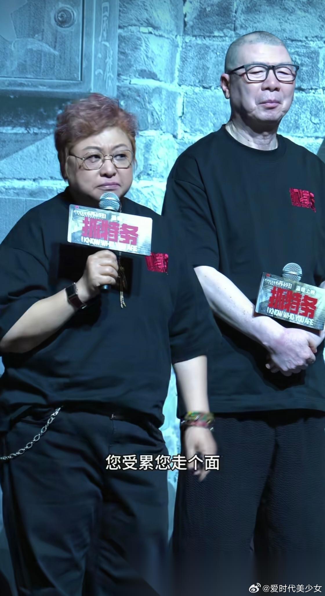 韩红那句话，越品越不对劲，“我从小在北京胡同长大，奶奶在北京卖冰棍。”她不是西藏