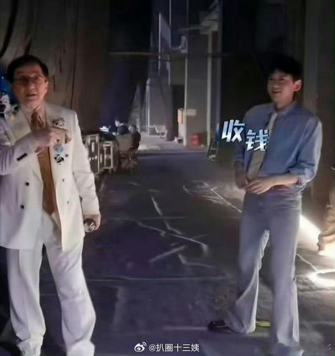 成龙教张杰醉拳张杰向成龙学点真功夫 学醉拳需要身体的控制力和节奏感，这两样张杰都