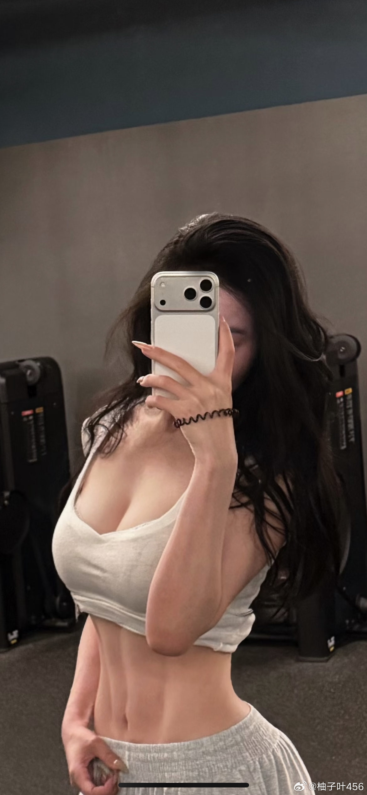 富婆这手指甲一看就是不干活的所以才能成为富婆我的手指甲一长就剪了所以我是牛马