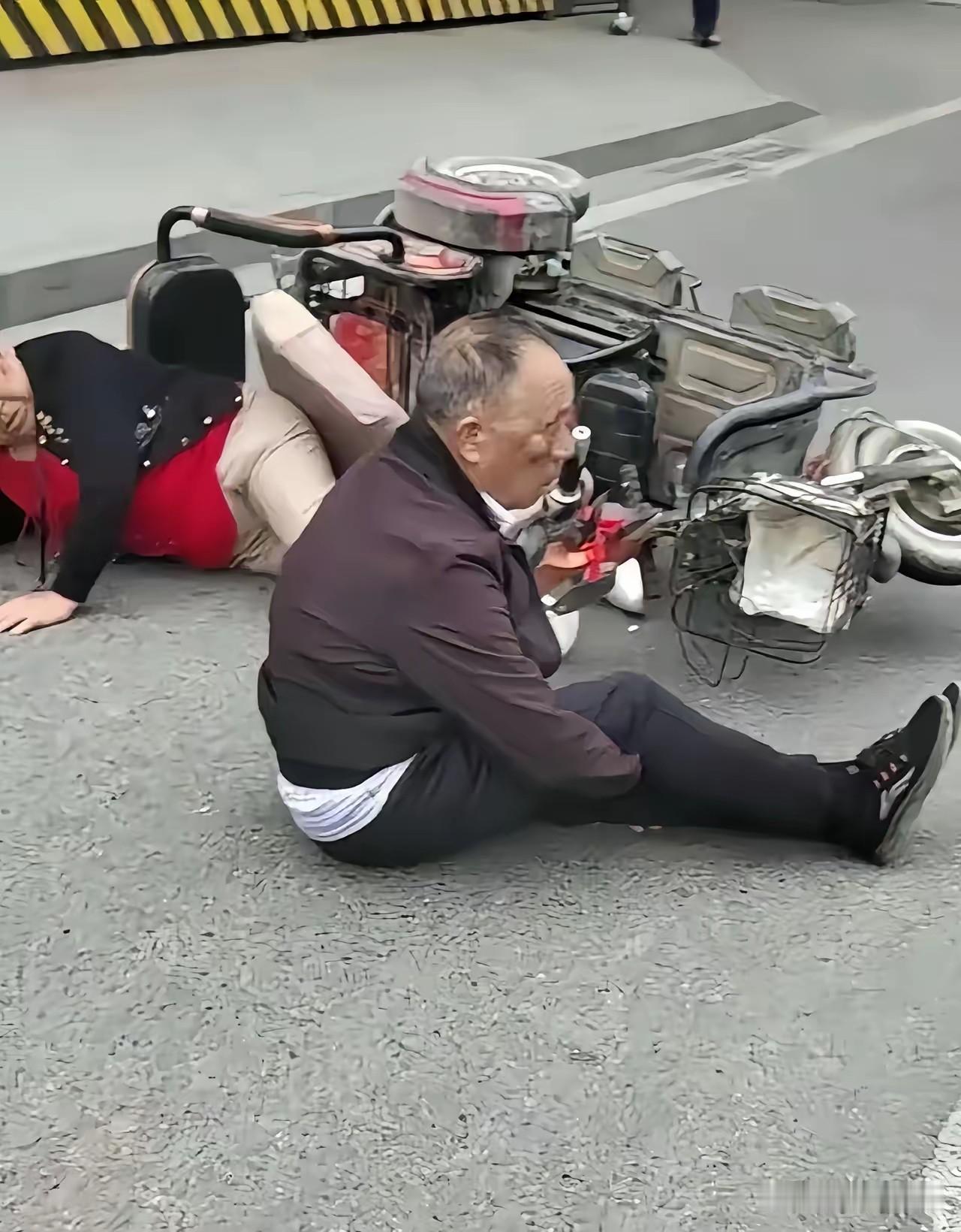 他俩摔倒起不来，正等着王法官来扶。
除此之外，没人敢扶！
