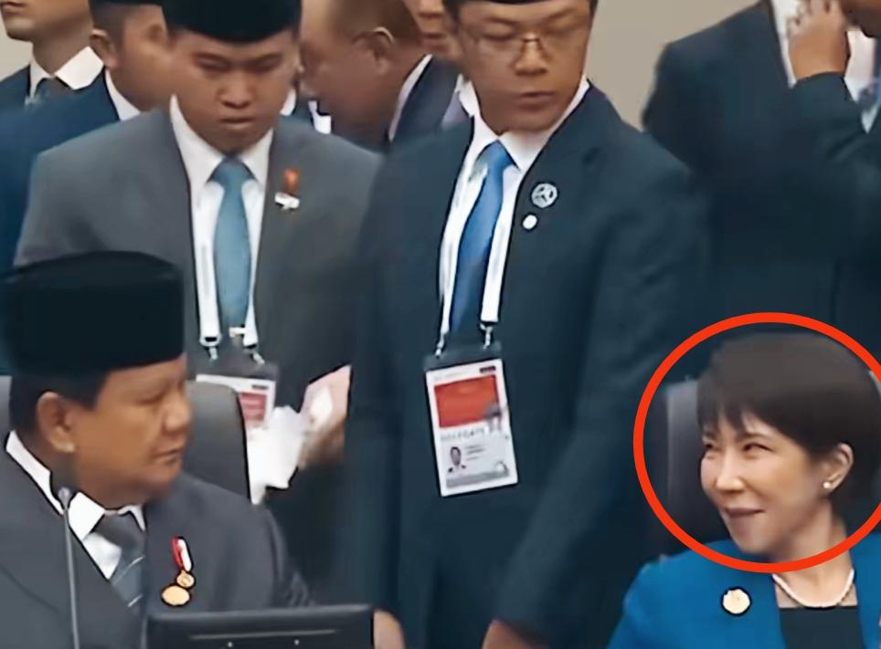 高市早苗这眼神很厉害啊！
一个眼神把对方都看的紧张了！
对方面对高市早苗的举动，