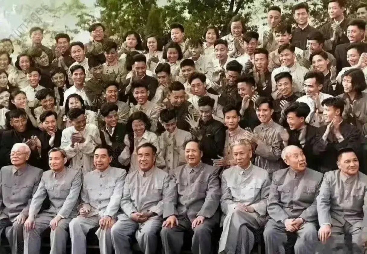 在那个年代，真叫那“穷开心”。上至领袖将帅，下至普通群众，穷且益坚，穷且快乐着，