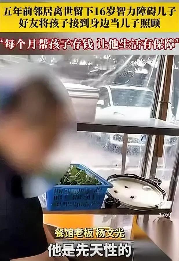 我家楼下的王姨，最近成了小区“活招牌”。

不是因为她种的三角梅爬满墙，是她把去