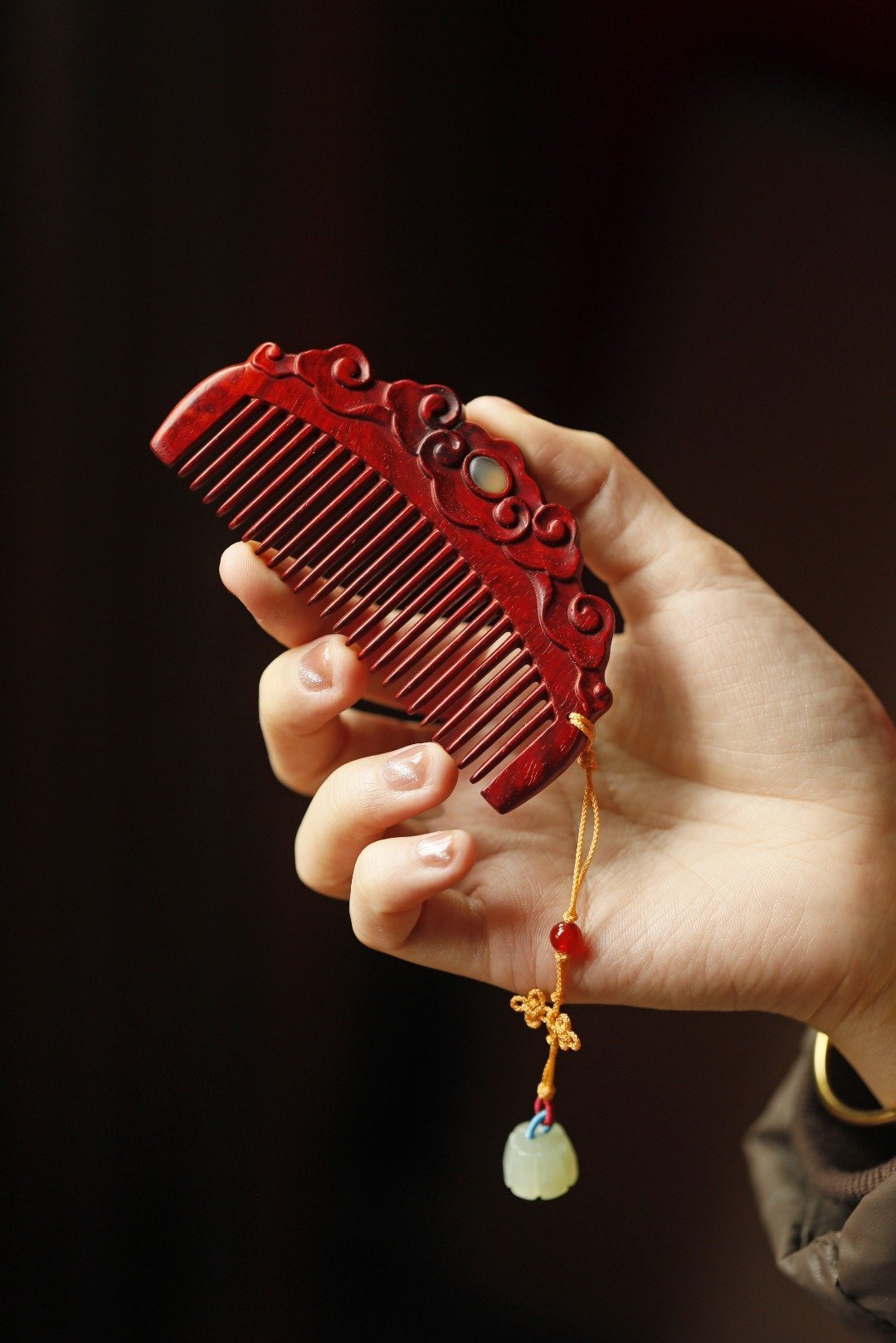 紫檀【如云】木梳器韵素静不喧，却贵气天成，一木雕成，梳齿布局疏密得当；美物如斯，