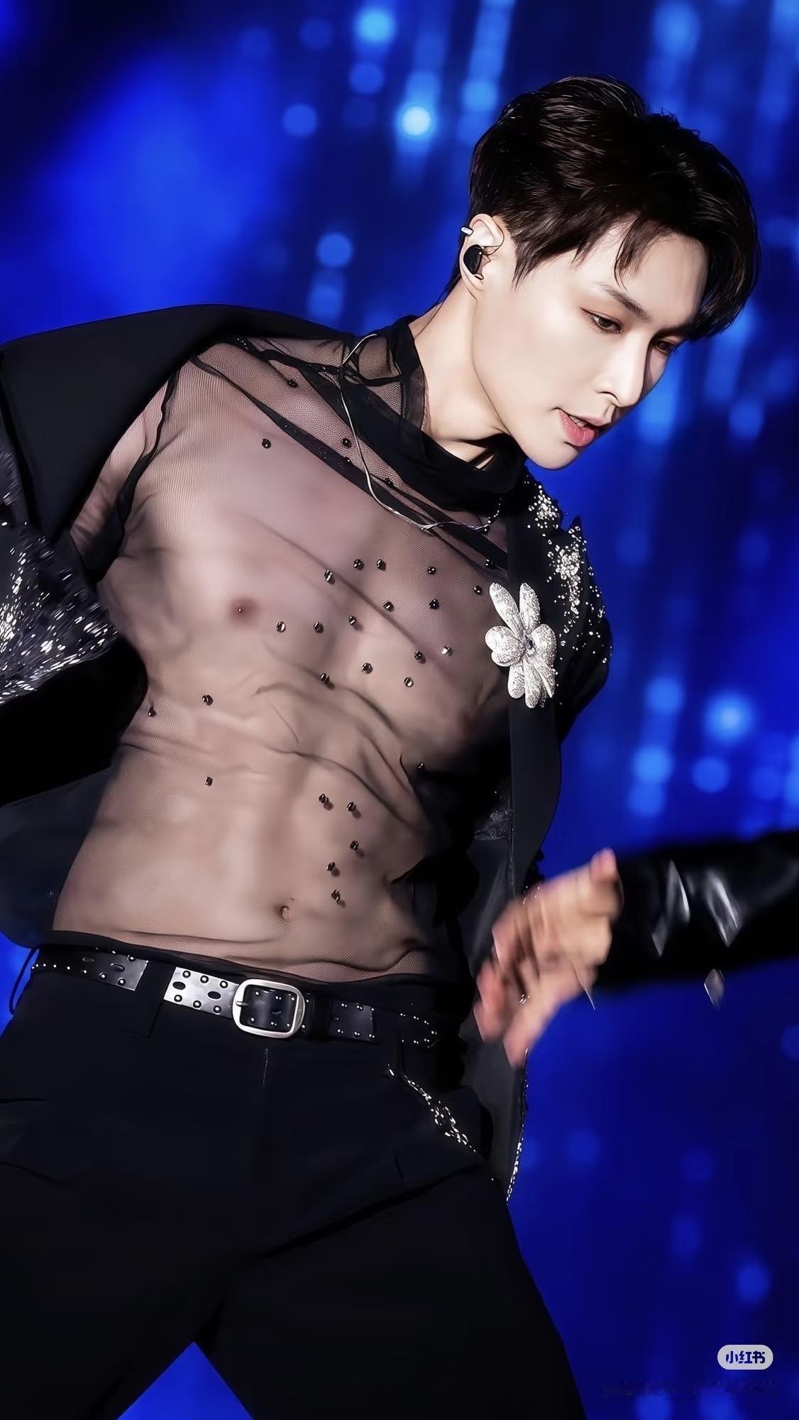 大家别纠结张艺兴穿什么了 因为不管他穿啥都有那个味！ 就像穿时装跳《大花轿》够妖