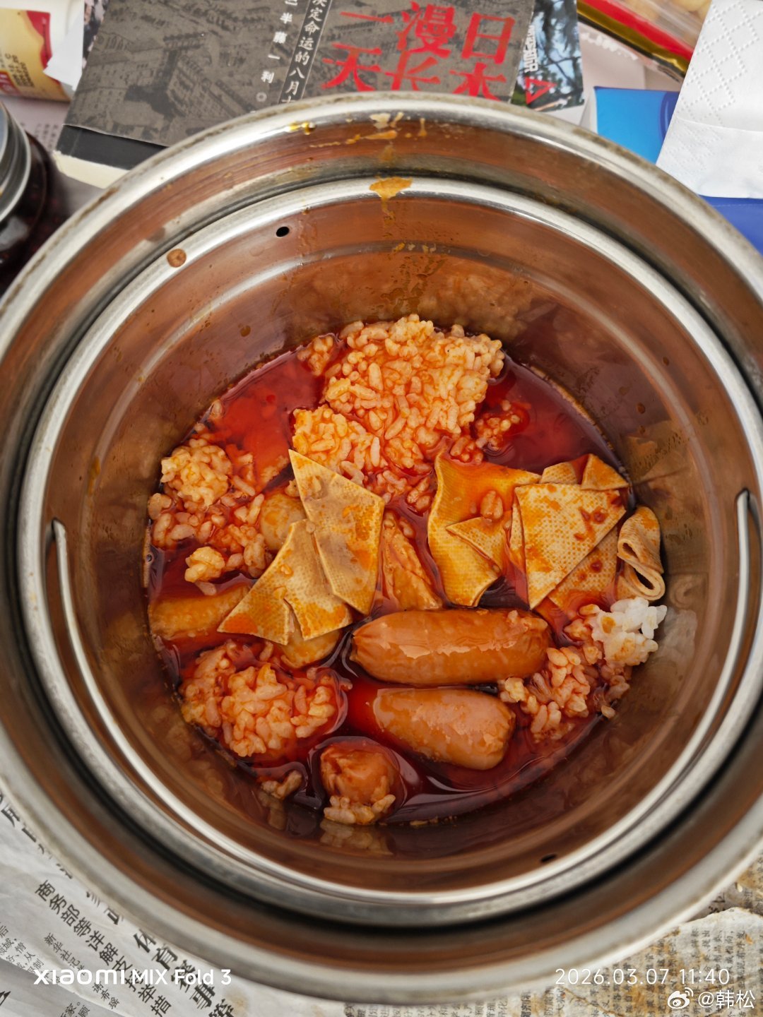 用自热锅热了一个美味的剩饭午餐，从昨晚就开始期待这一刻。 