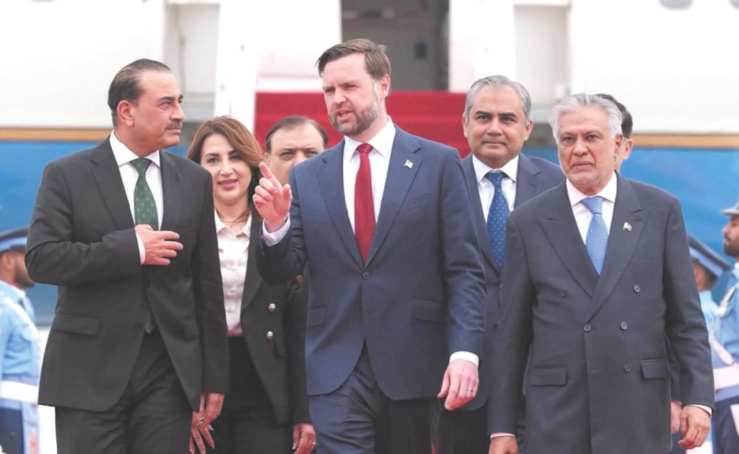 特朗普没有宣战，没有谈判，直接下令封港，今天上午10点，美军舰队已经堵在伊朗每一