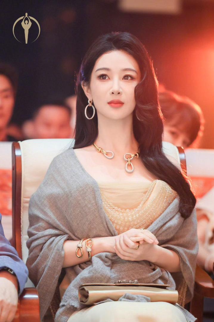 杨紫  yz杨紫董竹君 yz杨紫玉兰花开君再来 世人怜爱牡丹，爱她的活色生香。而