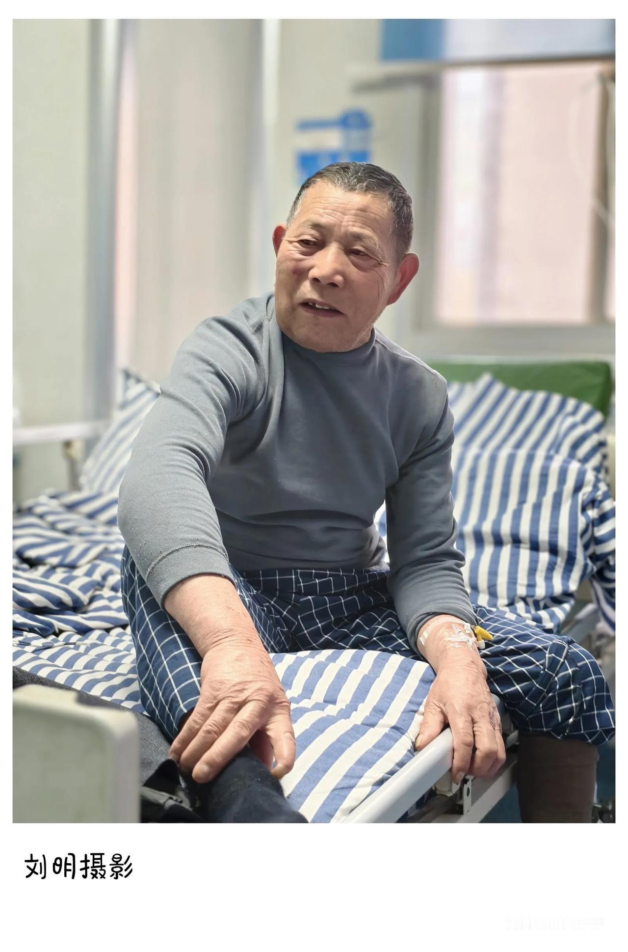夜宿永顺县城，这一次，也是我第一次陪父亲住在县人民医院。站在医院的高处，望着城市