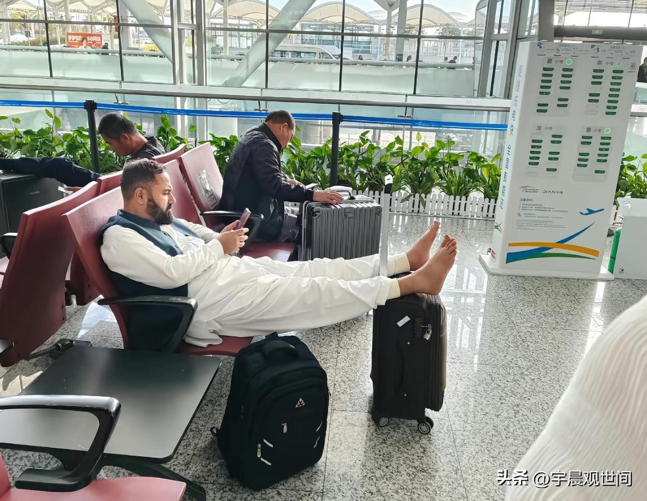 广州白云机场候机厅，一名印度阿三哥的不文明行为，我上前去制止！