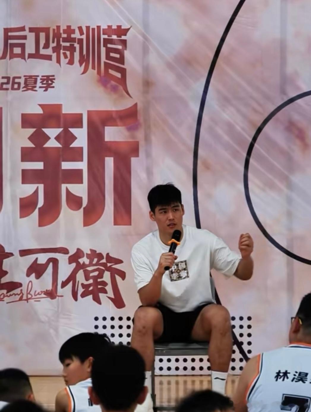 广东宏远小将陈家政、王洪泽现身曲绍斌后卫特训营休赛期的广东年轻小将没有停下脚步！
