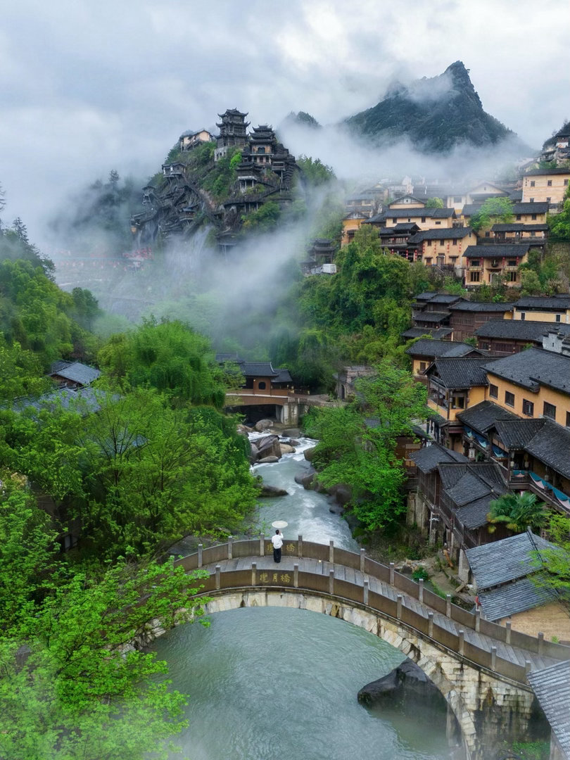 📍江西上饶望仙谷晨雾与烟雨交织💨，将整座崖居轻轻笼罩🌫️一步一景皆是⛰️水