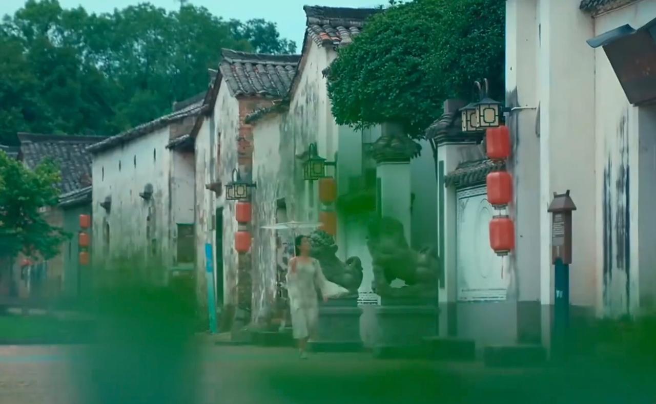 一卷闲诗香岁月，求下联半壶佳酿伴春秋