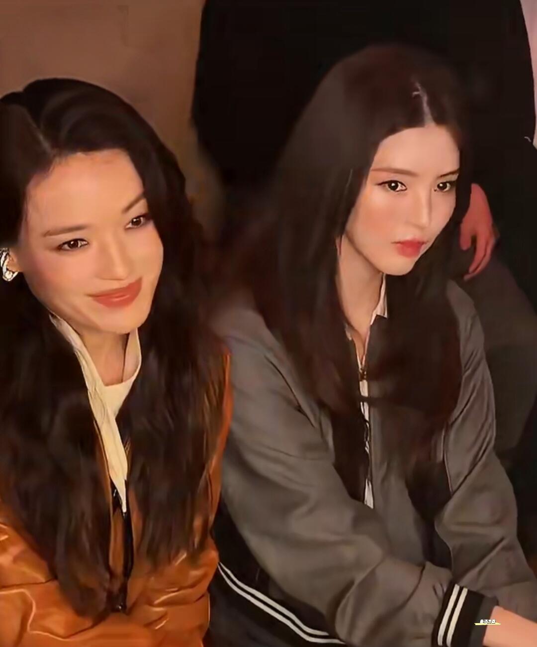 舒淇和韩素希时装周秀场合影。

面对镜头，舒淇很活跃，韩素希显得很端庄。

两大