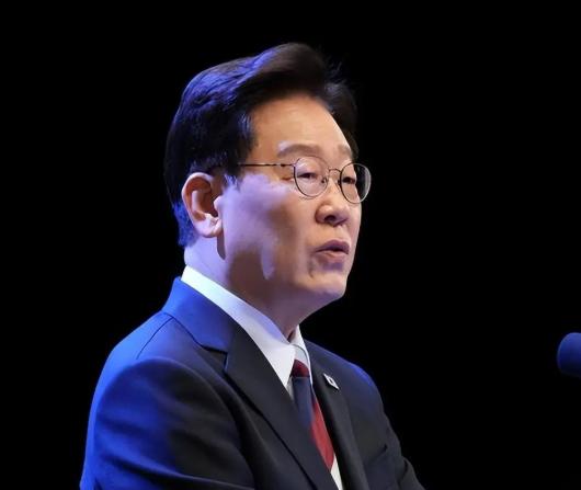 8月15日，首尔世宗文化会馆，李在明在光复节81周年庆祝仪式上把一句话砸在了台面