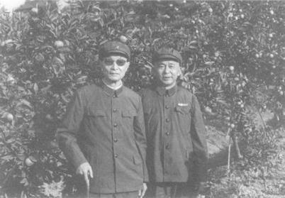 在成都军区第四招待所，王诚汉(右)与张爱萍合影。