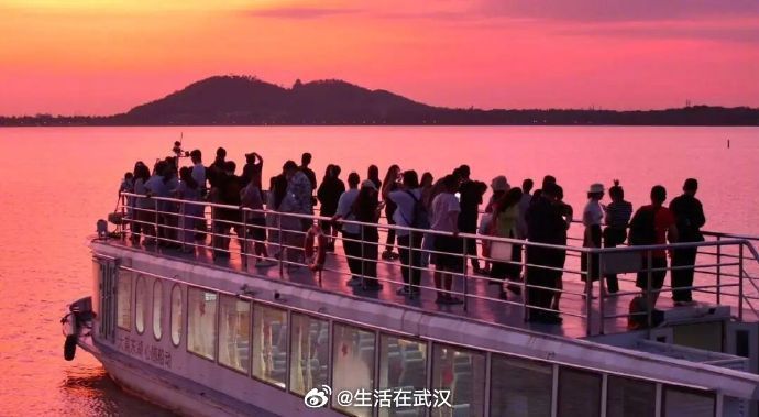 来武汉一日揽尽东湖朝光暮影近日，武汉东湖景区全新推出东湖游船昼夜主题专线，打造清