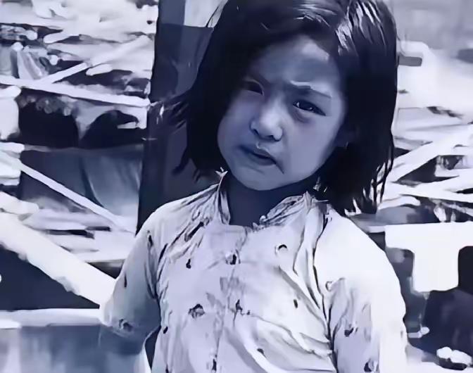1937年，鬼子抓住小丫头水莲，想当场糟蹋她。她装乖说："人多，咱去船上。"
