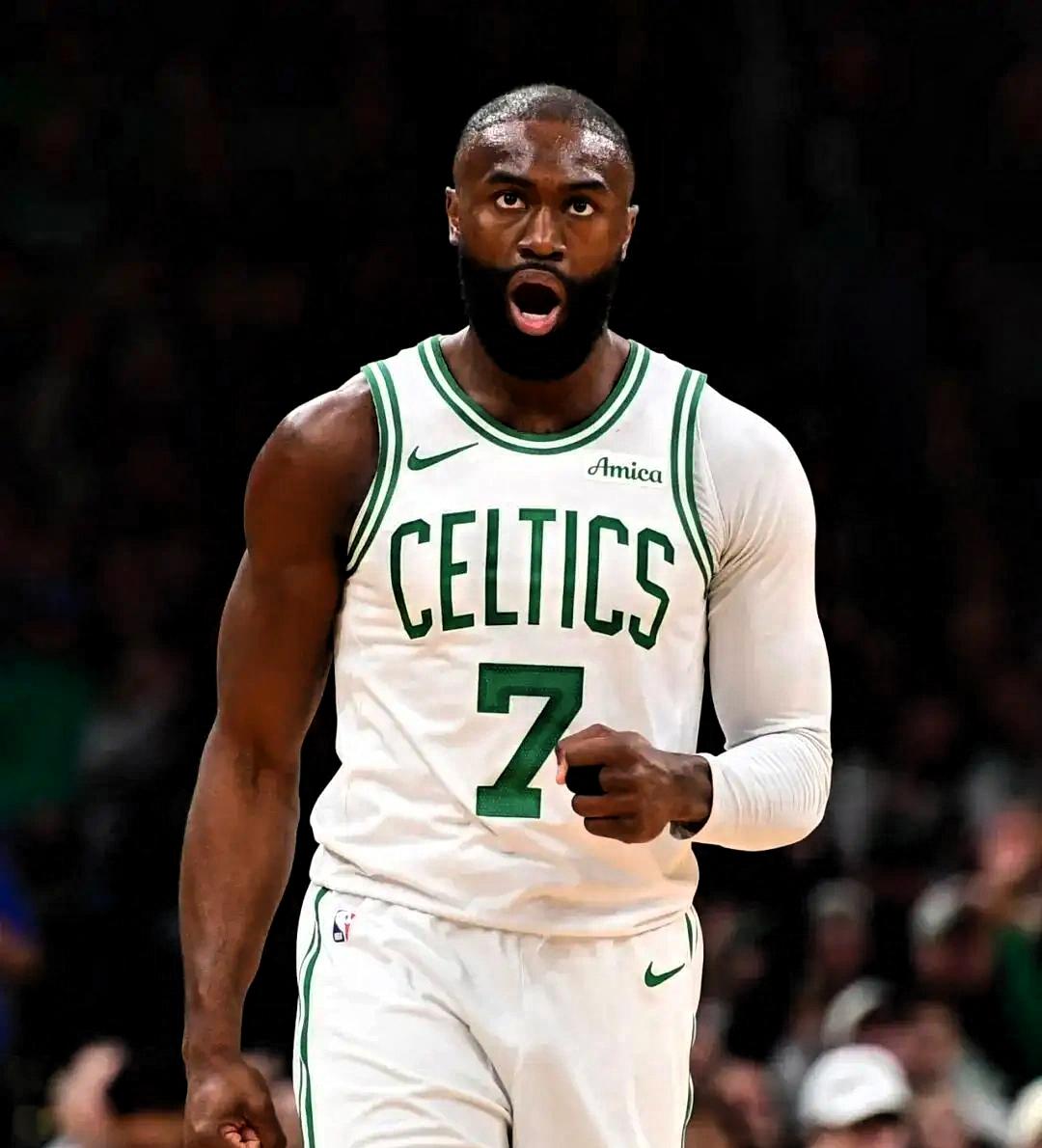 最近刷到一堆“NBA五大惊天交易”，说得跟真的一样，连球员名字都列得挺齐。结果我