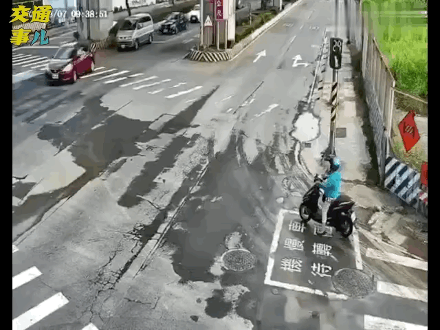 视频里第一辆摩托车的速度太快了，遇到一点突发事情，立刻成了空中飞人，还能不能看到