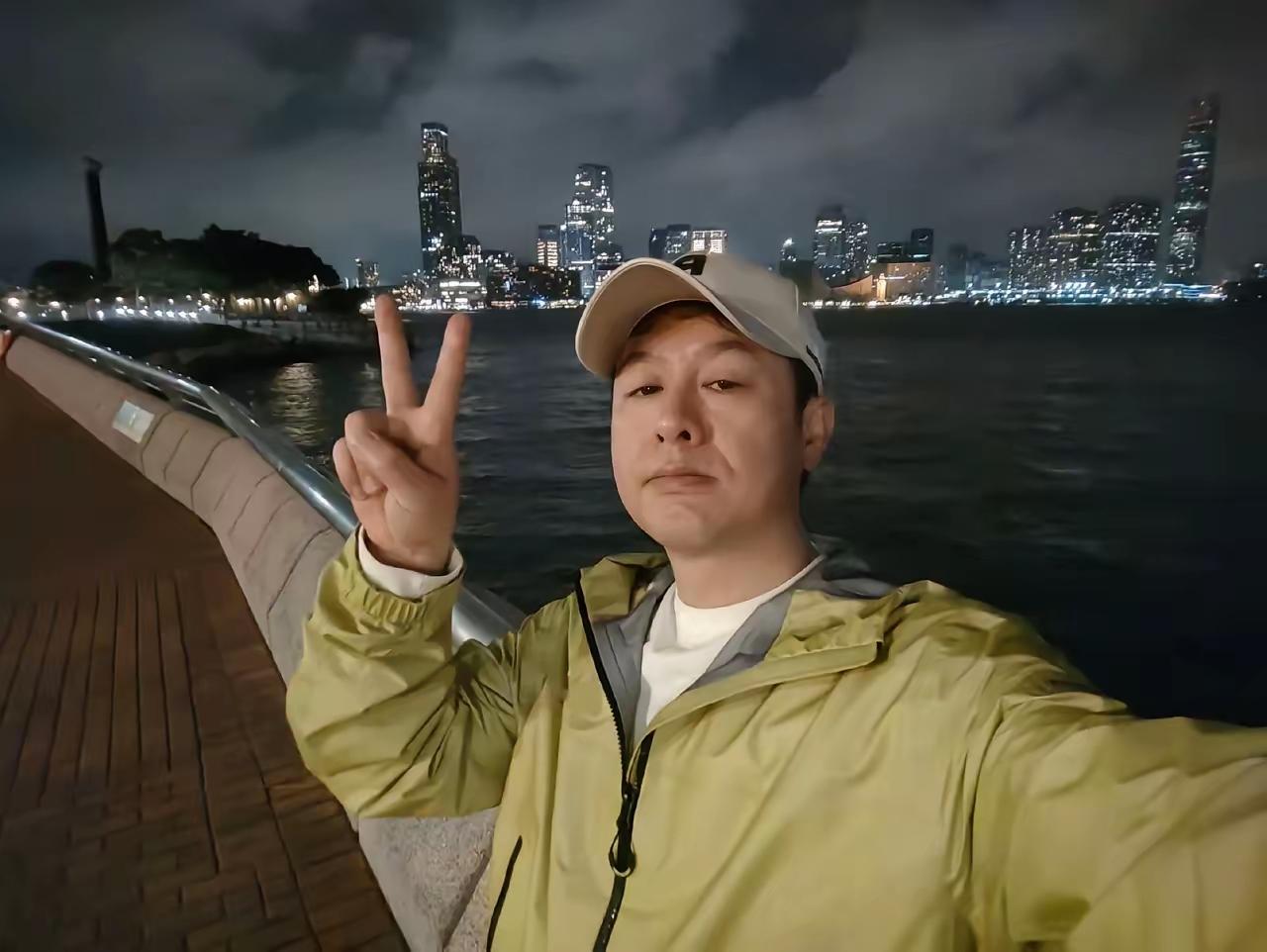 大家都在刷屏张颂文拿奖的消息，说他见义勇为多了不起。可我总想起那个没多少镜头的画