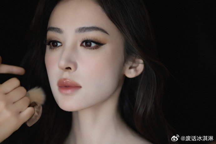 娜扎天选高干文女主 感觉娜扎太适合这种造型了，明艳大方，高干文里的女主从此都有脸